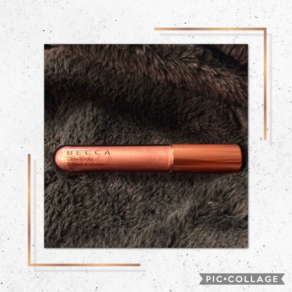 ✨ 2/$30 ✨ BECCA GLOW GLOSS IN CHAMPAGNE CREPE ✨